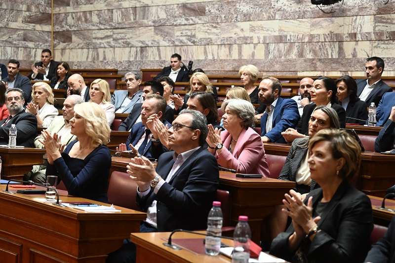 ΣΥΡΙΖΑ: Κατέθεσε πρόταση νόμου για τον γάμο των ομόφυλων ζευγαριών και την τεκνοθεσία