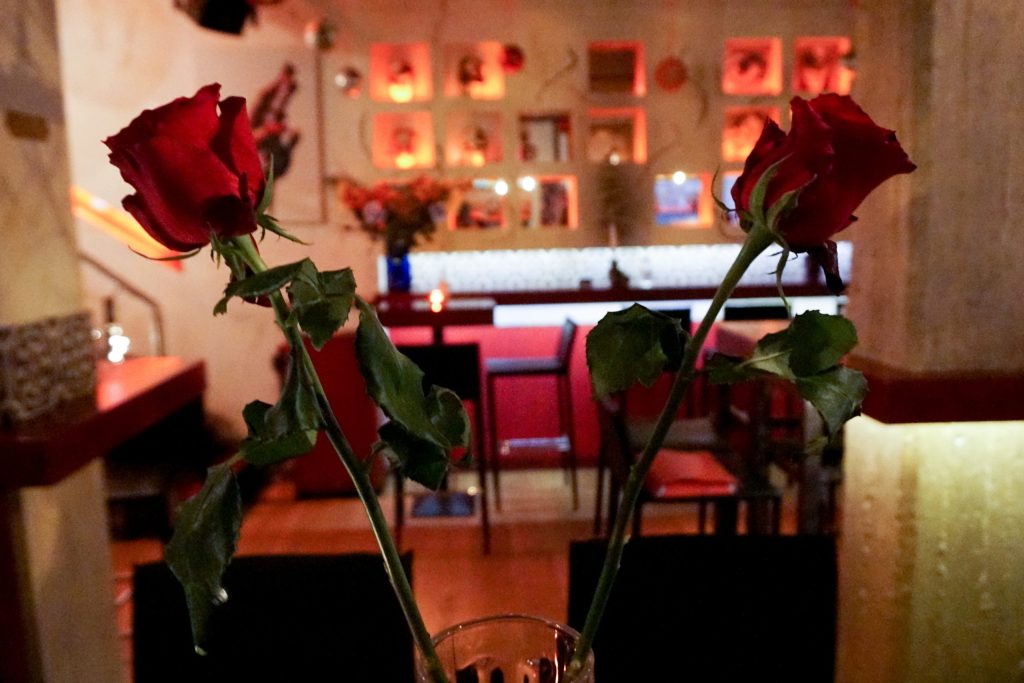 Θεσσαλονίκη: «Φουλ» στις κρατήσεις τα εστιατόρια για το βράδυ του Αγίου Βαλεντίνου – Πόσο θα κοστίσει το δείπνο των ερωτευμένων