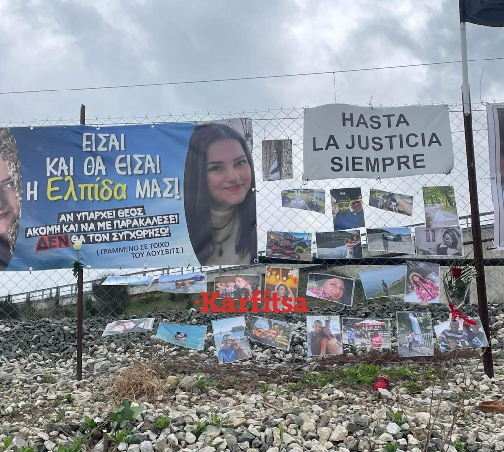 Τέμπη: Τρισάγιο στο σημείο του δυστυχήματος – «Γιατί να ζω εγώ κι όχι εσύ;» (ΦΩΤΟ+Video)