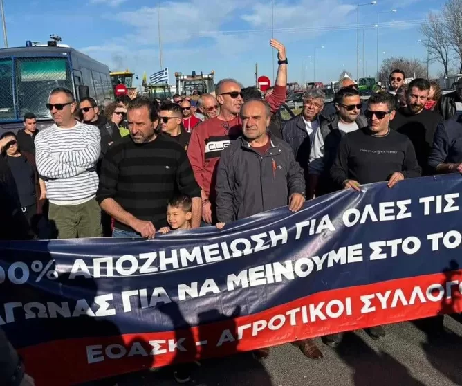 Αγρότες βγήκαν με τα τρακτέρ στον Ε-65 στην Καρδίτσα – Στο πλευρό τους και οι έμποροι