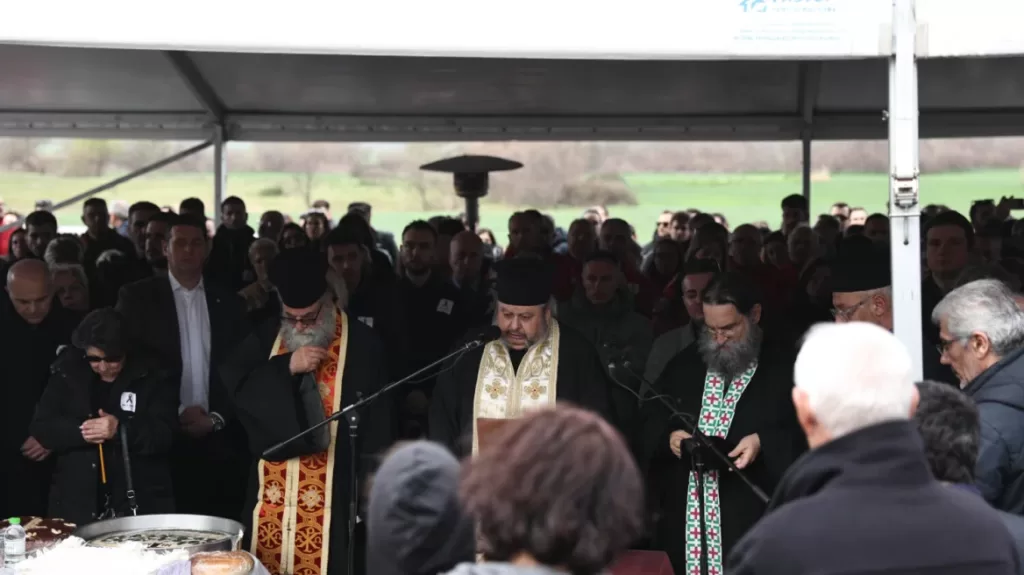 Τραγωδία στα Τέμπη: Λύγισε ο ιερέας την ώρα που διάβαζε τα ονόματα των 57 θυμάτων