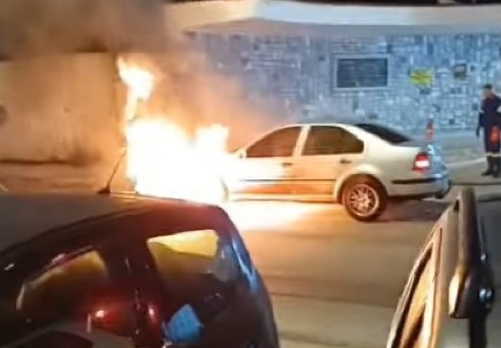 Κόρινθος: Αυτοκίνητο τυλίχθηκε στις φλόγες έξω από το στρατόπεδο