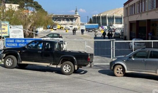 Λέσβος: Αγρότες απέκλεισαν με τα τρακτέρ τις εισόδους του λιμανιού της Μυτιλήνης