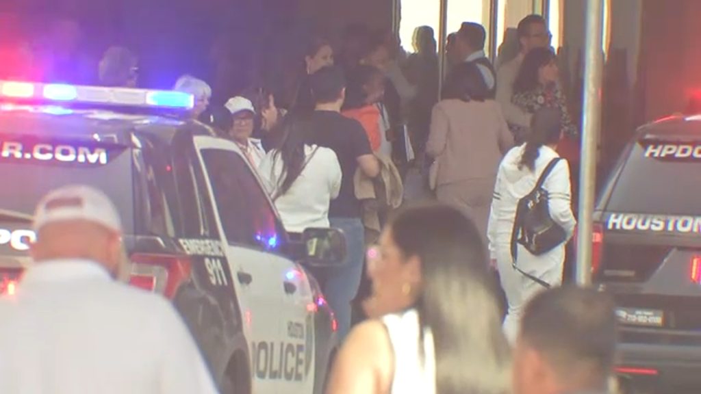 Η στιγμή που γυναίκα ανοίγει πυρ μέσα σε εκκλησία στο Τέξας! (ΒΙΝΤΕΟ)