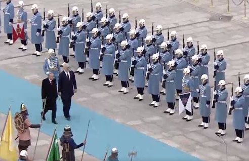 Μετά βαΐων και κλάδων υποδέχτηκε ο Ερντογάν τον Ράμα – Έφιππο άγημα και 21 κανονιοβολισμοί σε επίσημη τελετή