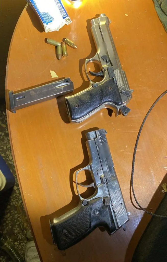 Χειροπέδες σε δύο μέλη συμμορίας που δρούσε στην Αττική! Ο ένας είχε πυροβολήσει και τη γυναίκα του