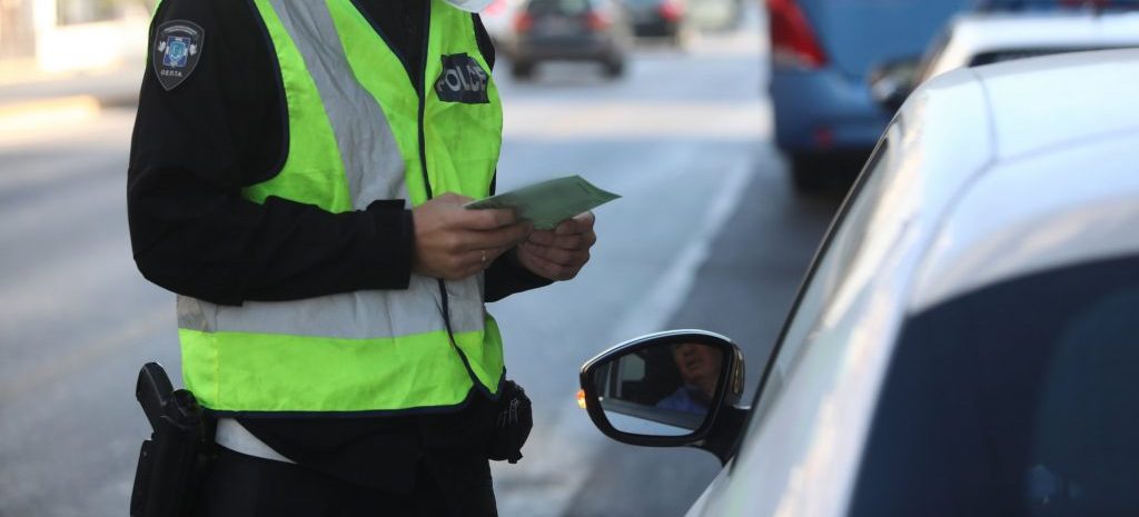 Καταδικάστηκε ο οδηγός που έβρισε και χτύπησε αστυνομικό στη Θεσσαλονίκη επειδή του έκοψε κλήση