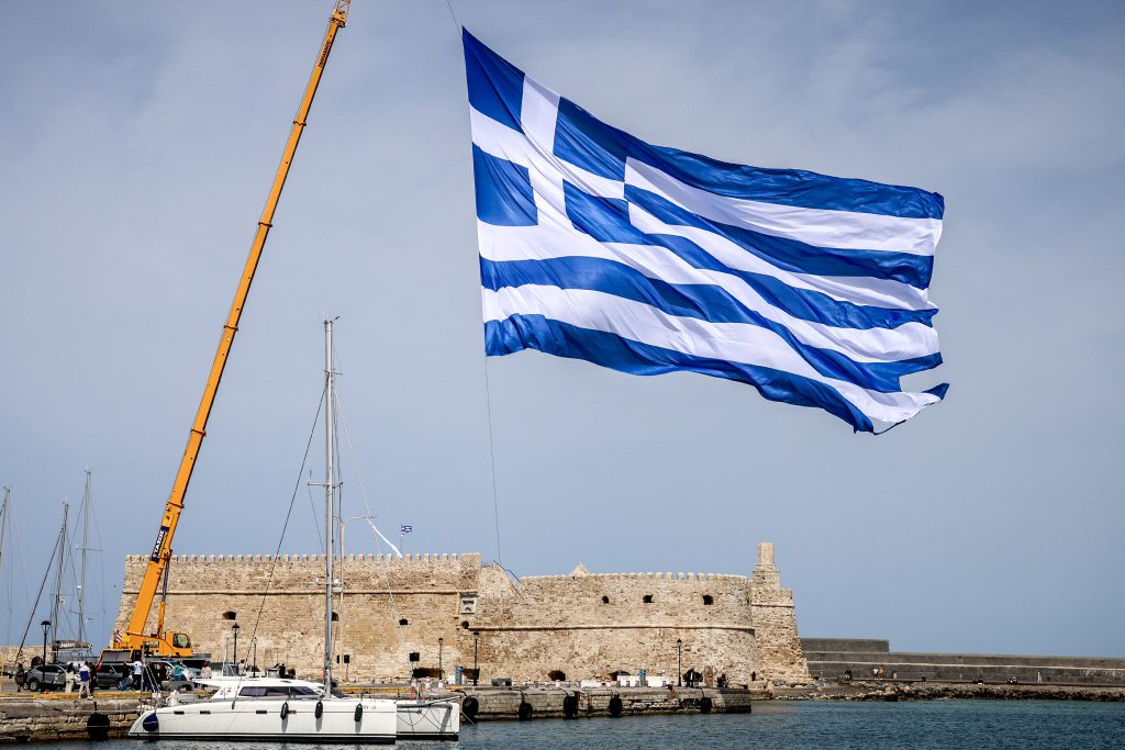 Σημαία 1,5 στρέμμα υψώθηκε στο λιμάνι του Ηρακλείου