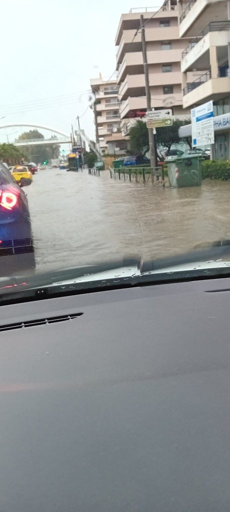 Κίνηση: Πλημμύρισε η παραλιακή – Μπλοκαρισμένος ο Κηφισός