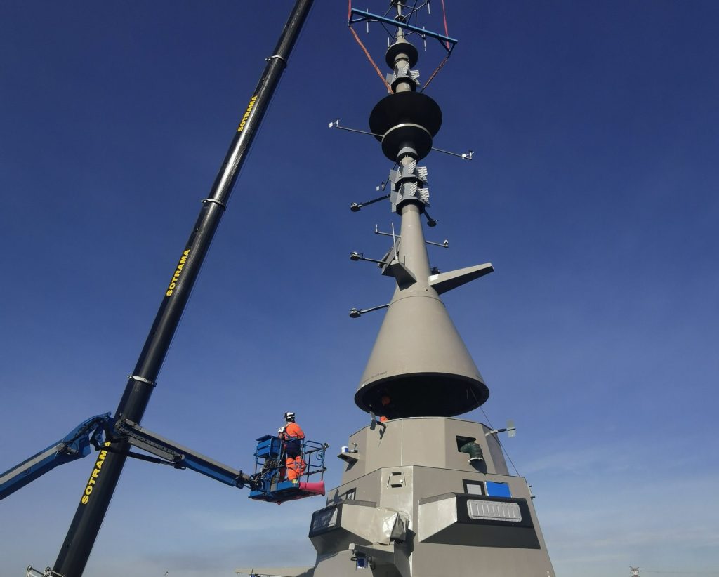 Φρεγάτα «Νέαρχος»: Μπήκε ο κεντρικός ιστός PSIM