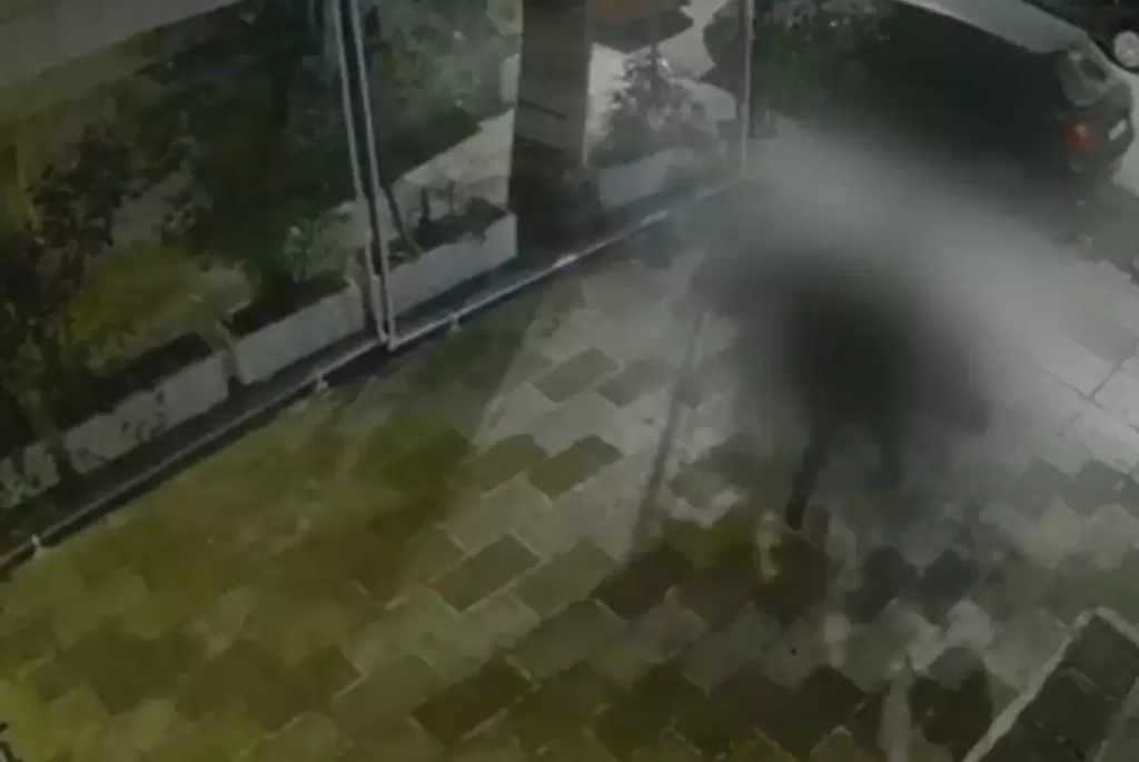 Εξάρχεια: Αλλοδαποί μπήκαν σε διαμέρισμα 36χρονης, τη λήστεψαν και προσπάθησαν να τη βιάσουν