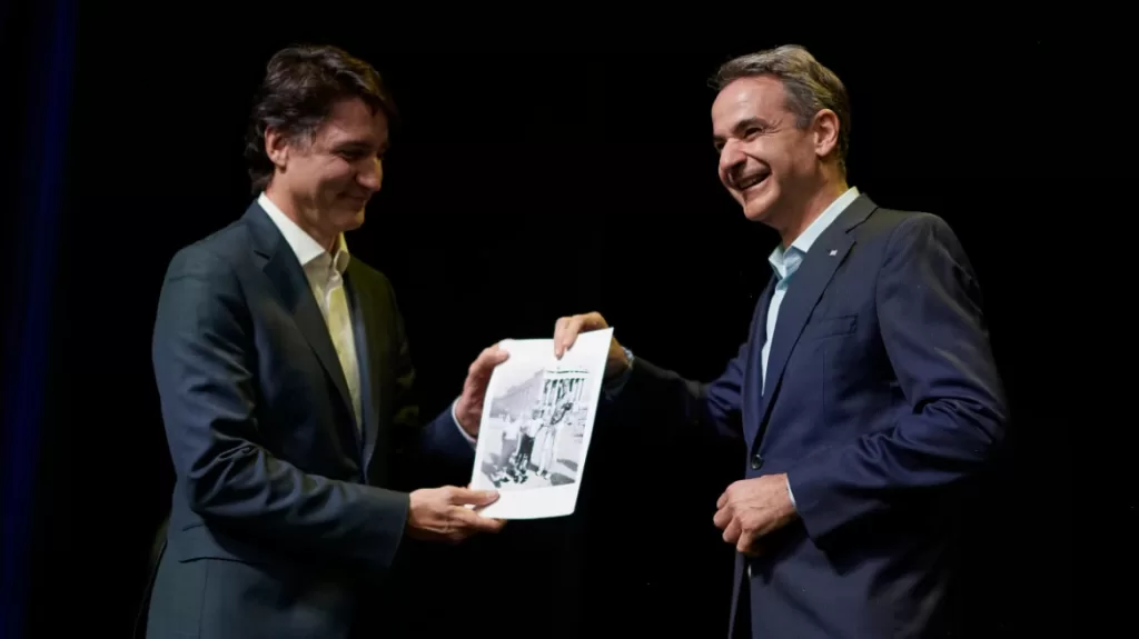 Ο Μητσοτάκης βρήκε φωτογραφία του Τριντό από επίσκεψή του στην Ακρόπολη σε παιδική ηλικία