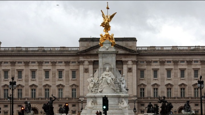 Συνελήφθη άνδρας στο Μπάκιγχαμ – Έπεσε με αυτοκίνητο πάνω στις πύλες του παλατιού