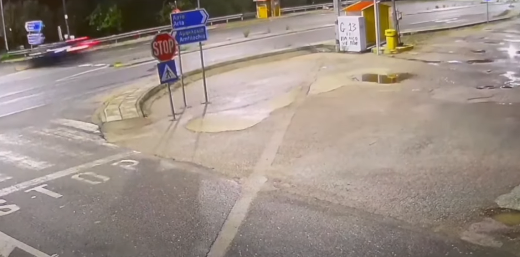 Αμφιλοχία: Σοκαριστικό τροχαίο – Αυτοκίνητο εκτρέπεται της πορείας του και παρασύρει ότι βρίσκει μπροστά του (βίντεο)