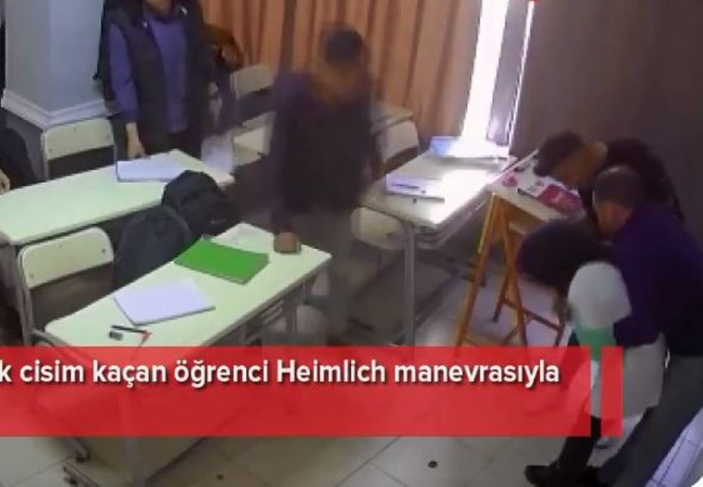 Συγκλονιστικό βίντεο! Δάσκαλος στην Τουρκία σώζει μαθήτρια που πνίγηκε καταπίνοντας καπάκι στυλό!