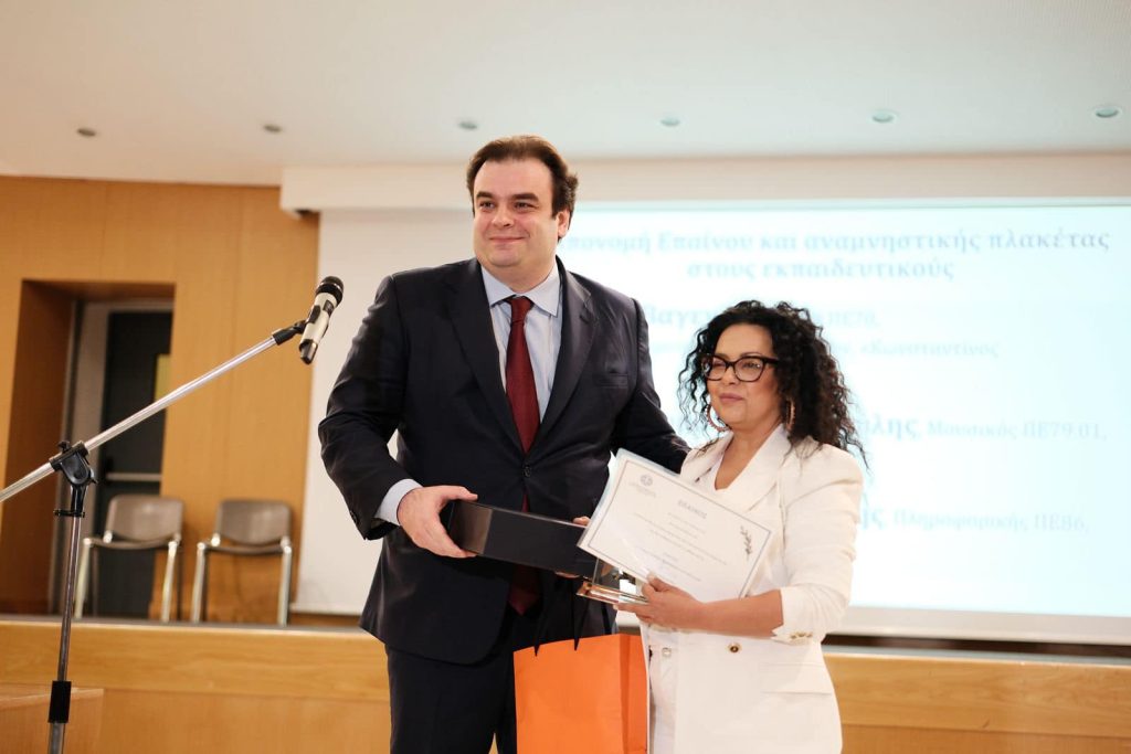 Υπουργείο Παιδείας: Βραβεύτηκαν εκπαιδευτικοί που έσωσαν τη ζωή των μαθητών τους – Δίνουν παράδειγμα σε όλους μας, τόνισε ο Πιερρακάκης