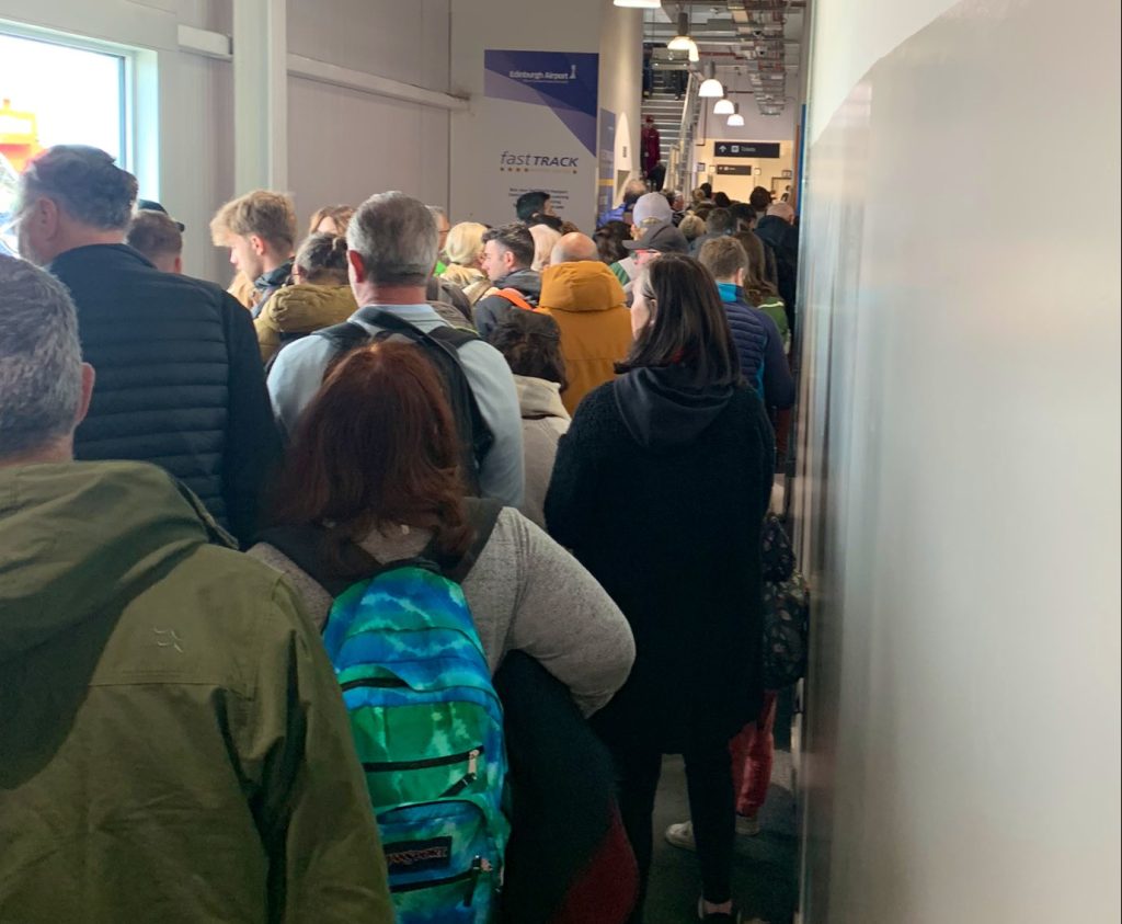 Χάος στα βρετανικά αεροδρόμια με τεράστιες καθυστερήσεις στον έλεγχο των διαβατηρίων