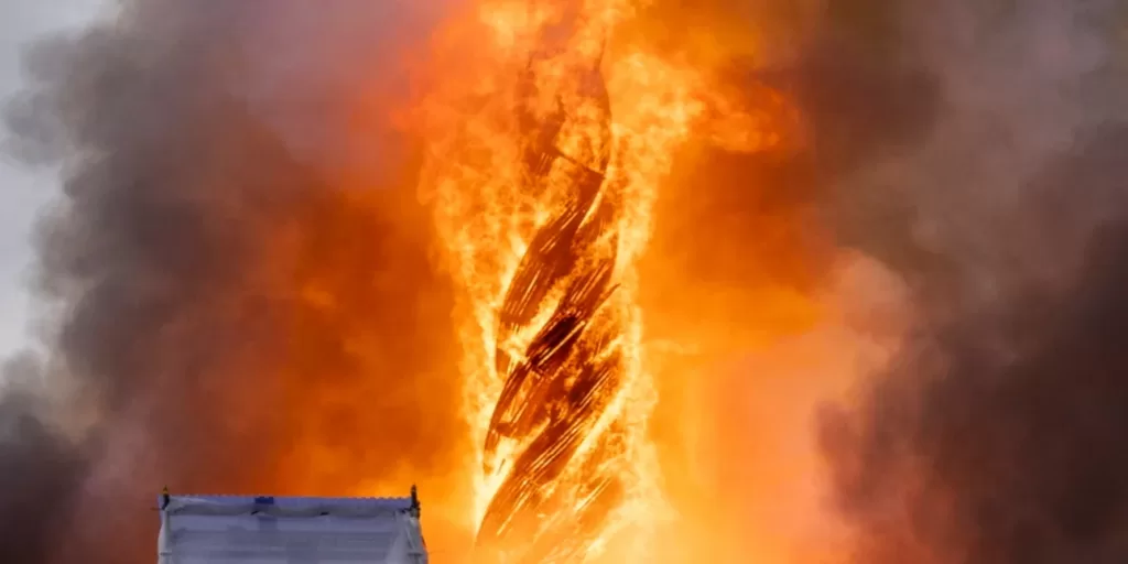 Τρομακτικά βίντεο από τη φωτιά στο παλιό Χρηματιστήριο της Κοπεγχάγης (ΒΙΝΤΕΟ)