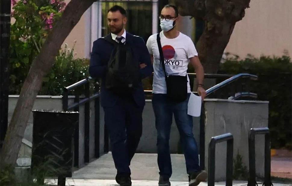 Ελεύθερος ο Κωνσταντίνος Φλώρος με περιοριστικούς όρους