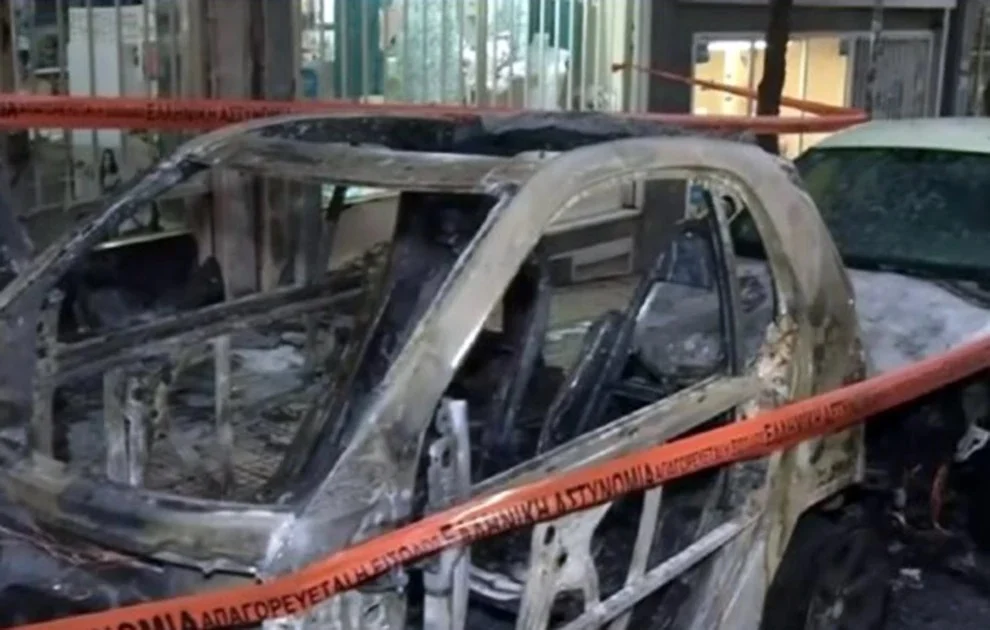 Εμπρησμός δύο αυτοκινήτων στο κέντρο της Αθήνας