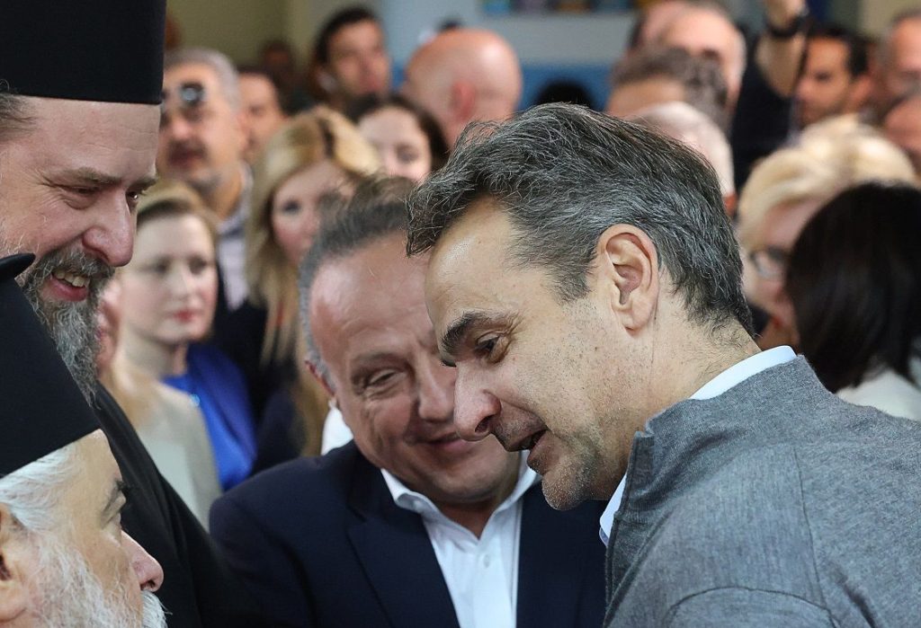 Θερμή χειραψία Μητσοτάκη – Αγγελούδη στη συζήτηση για τα σκουπίδια της Θεσσαλονίκης