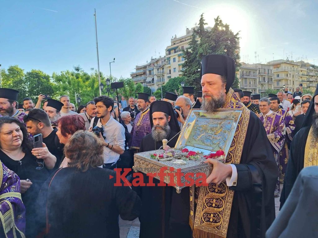 Πλήθος πιστών στον Άγιο Δημήτριο Θεσσαλονίκης για τον άρραφο χιτώνα του Ιησού (ΦΩΤΟ+Video)