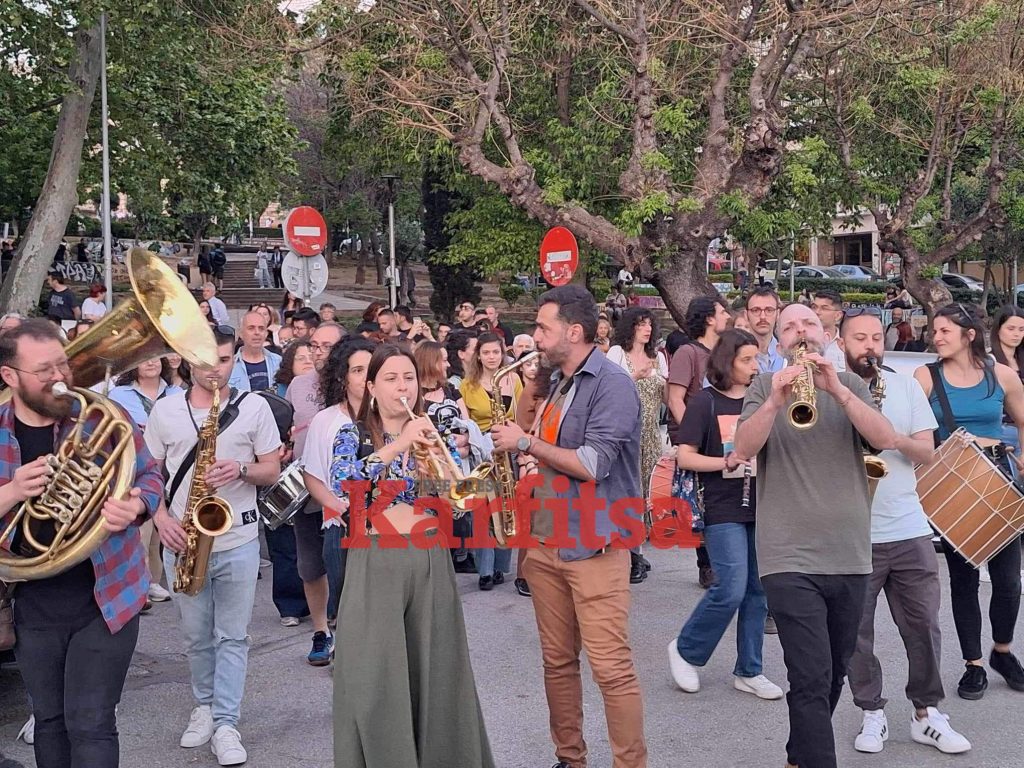 Αυτοσχέδιο γλέντι σε δρόμους της Θεσσαλονίκης με balkan ήχους, μουσικά όργανα και χορό (ΦΩΤΟ+Video)