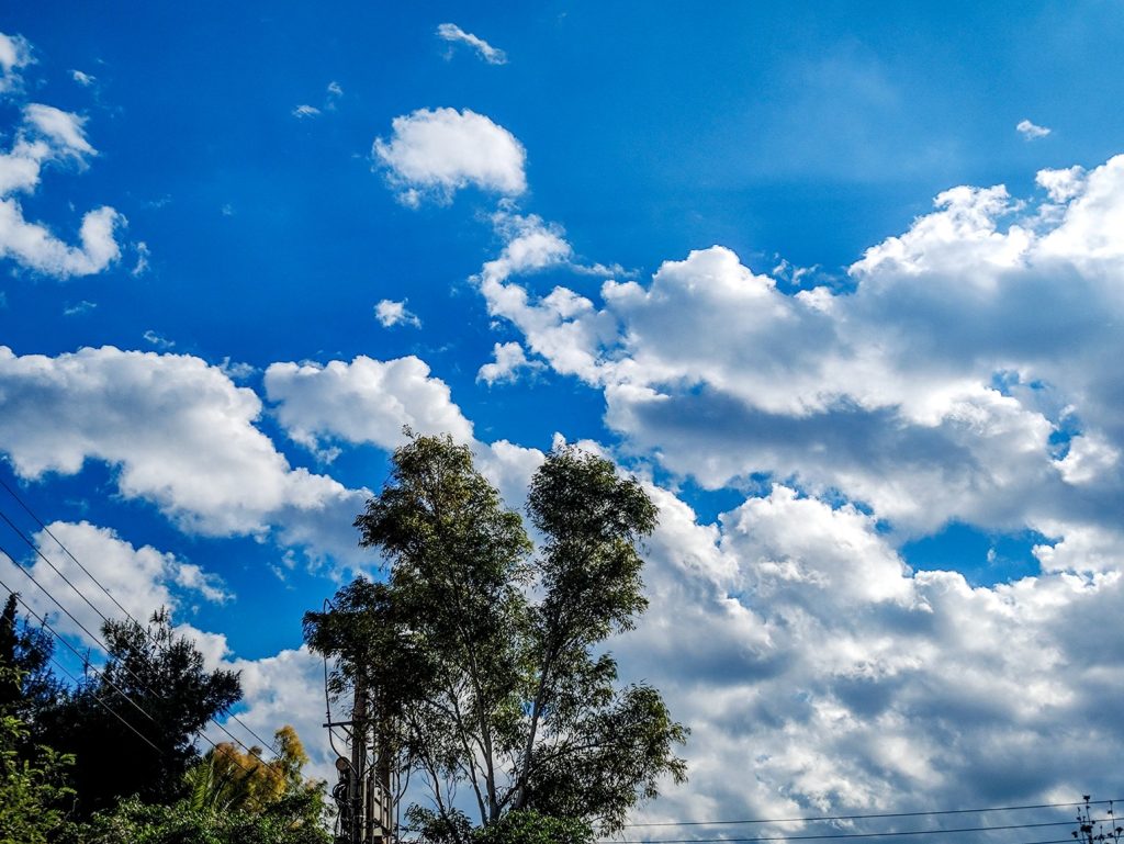 Ανεβαίνει η θερμοκρασία από αύριο – Λίγες βροχές