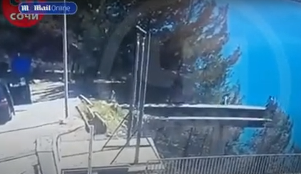 Τραγικό δυστύχημα για Ρωσίδα που έπεσε στο κενό από ύψος 50 μέτρων ενώ έβγαζε φωτογραφία στη Μαύρη Θάλασσα (βίντεο)