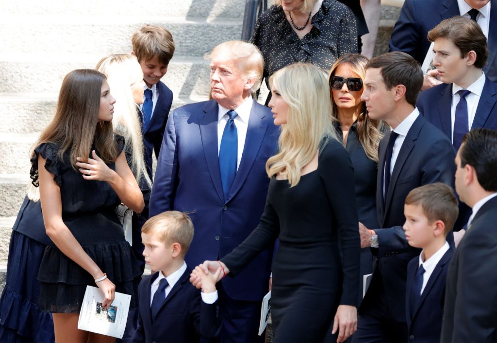 Ο Ντόναλντ Τραμπ στην τελετή αποφοίτησης από το λύκειο του γιου του Μπάρον