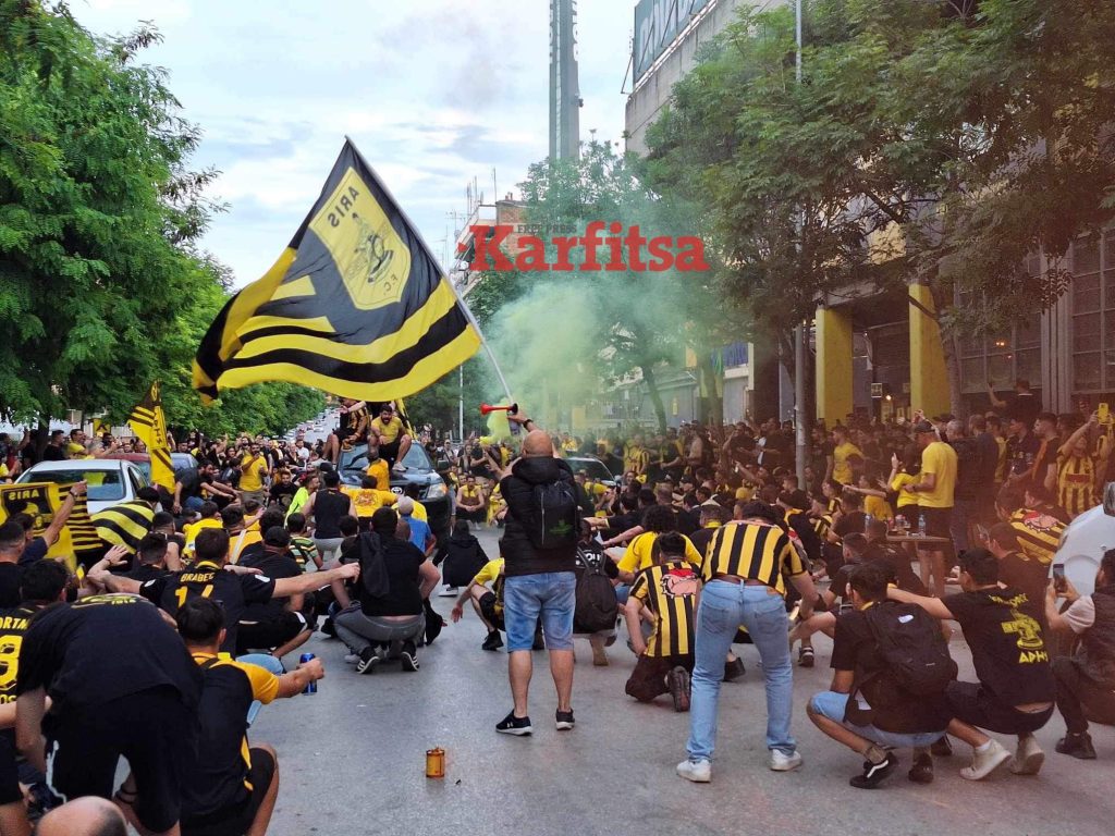 Πάρτι έξω από το Κλ. Βικελίδης από οπαδούς του Άρη