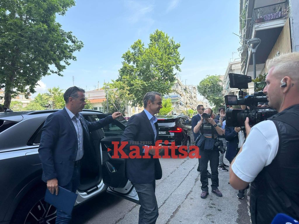 Έφτασε στη Θεσσαλονίκη ο Μητσοτάκης για μετρό, ΟΑΣΘ και Αγγελούδη – «Είσαι και θα είσαι ο πρωθυπουργός»