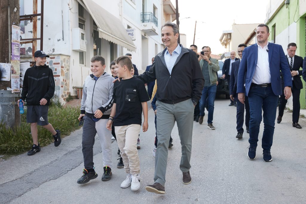 Κομοτηνή: Παραδοσιακούς χορούς στην πλατεία της πόλης παρακολούθησε ο Μητσοτάκης