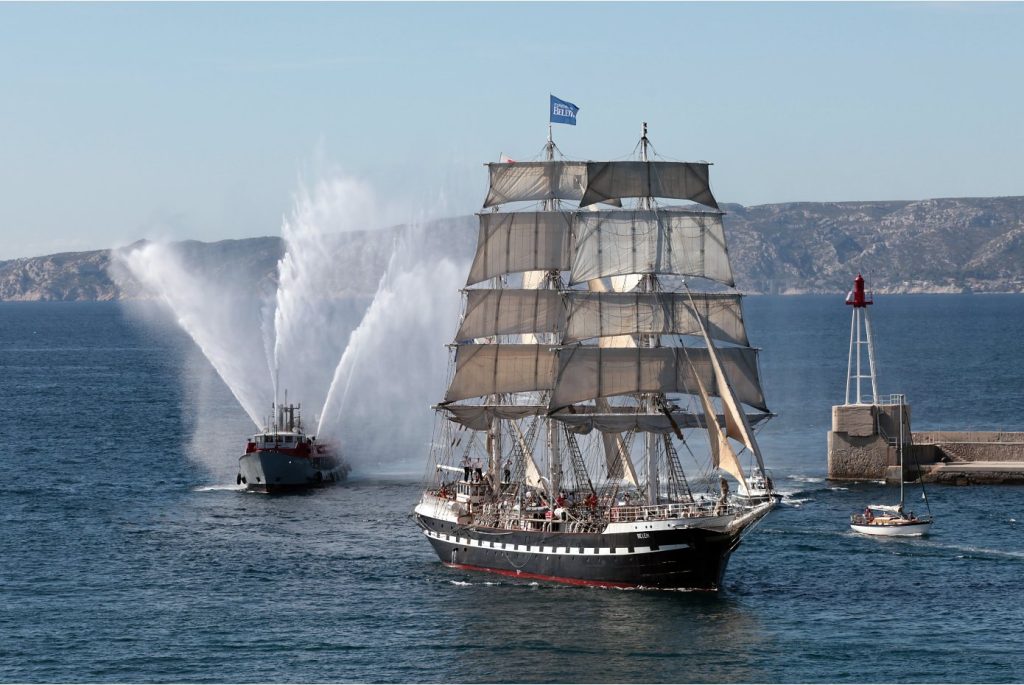 Στη Μασσαλία η Ολυμπιακή φλόγα – Ο Μακρόν στην τελετή παράδοσης στους λαμπαδηδρόμους