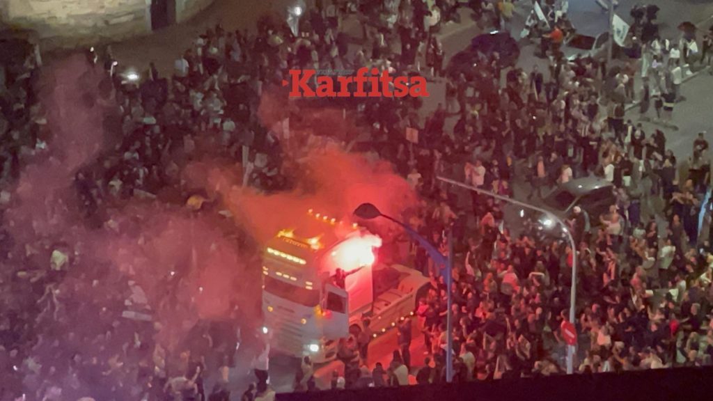 Ολονύχτιο γλέντι στη Θεσσαλονίκη: Τρακτέρ στον Λευκό Πύργο για το πρωτάθλημα του ΠΑΟΚ!