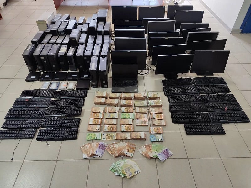 Kατασχέθηκαν 375.000 ευρώ σε ίντερνετ-καφέ στην Κατερίνη που είχε μετατραπεί σε ηλεκτρονικό καζίνο