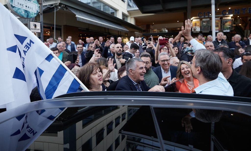 Θέμα στο «Π»: Ποιος κερδίζει την «γκρίζα ζώνη» – Κυριαρχία Μητσοτάκη και στους αναποφάσιστους