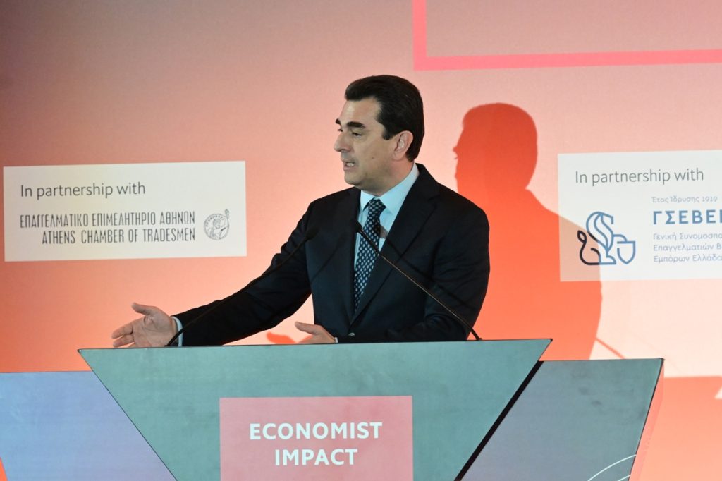 «Δεν χωρίζονται οι επιχειρήσεις σε μεγάλες και μικρές» τονίζει από το Economist ο Σκρέκας