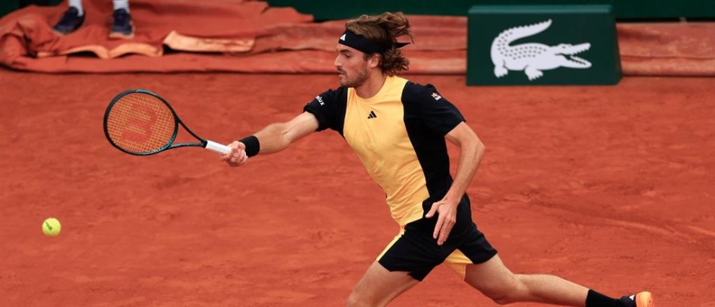 Με το δεξί ο Στέφανος Τσιτσιπάς στο Ρολάν Γκαρός