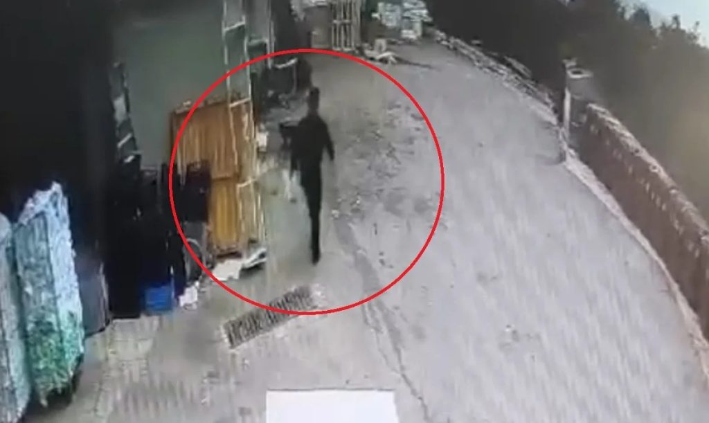 Η στιγμή που ο πατέρας πετά το βρέφος στα σκουπίδια! Βίντεο-σοκ από τη Βραυρώνα!