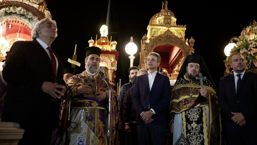 Στην Τήνο παρακολούθησε την περιφορά του Επιταφίου ο Μητσοτάκης (ΦΩΤΟ)