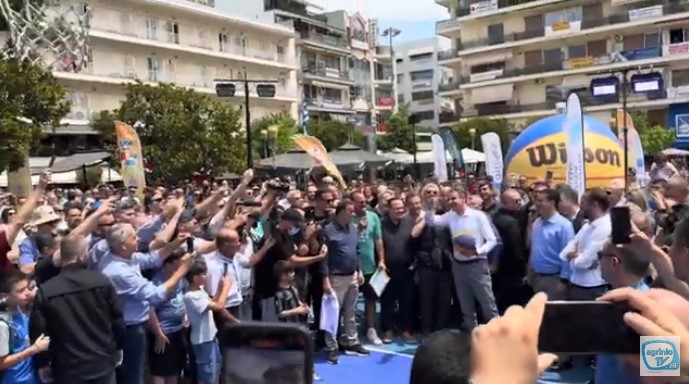 Ο Μητσοτάκης παίζει μπάσκετ στο Αγρίνιο