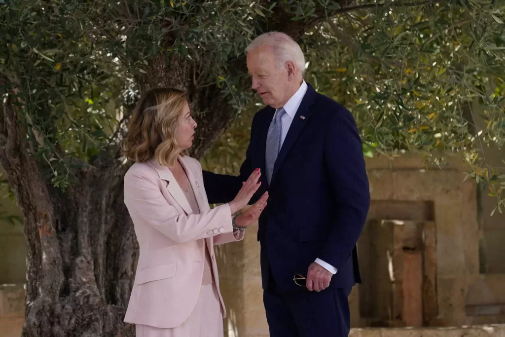 Ο… άκυρος χαιρετισμός Μπάιντεν στη Μελόνι κατά την άφιξή του στη σύνοδο κορυφής (ΒΙΝΤΕΟ)