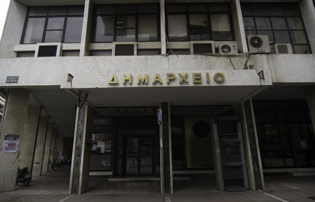 Ποιος δήμαρχος τέθηκε σε αργία και γιατί;