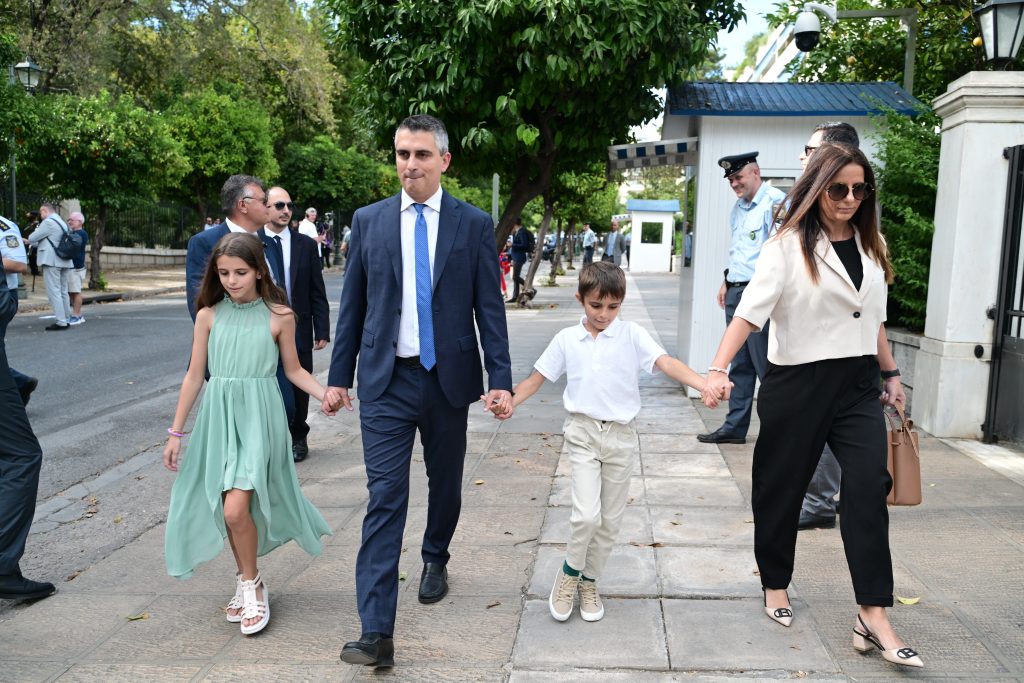 Ποιοι πήγαν να ορκιστούν… συν γυναιξί και τέκνοις (ΦΩΤΟ)