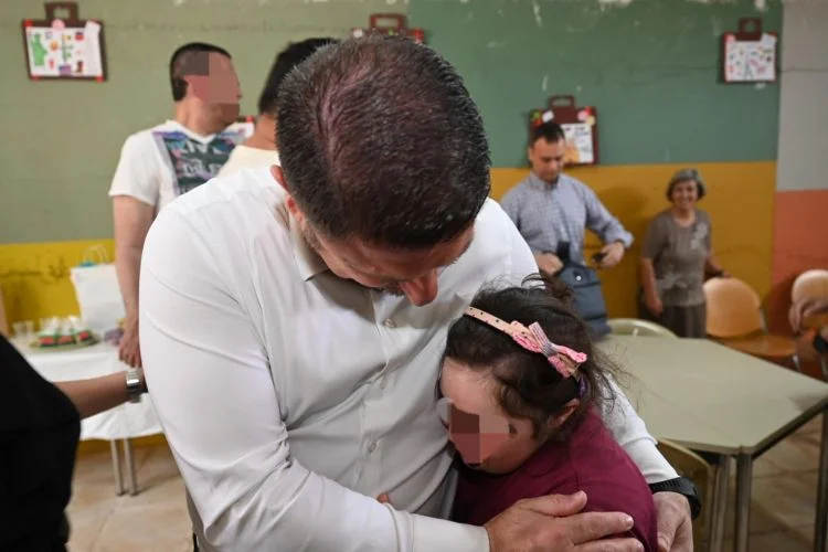 Η ξεχωριστή στιγμή συγκίνησης στην επίσκεψη Χαρδαλιά στη Σαλαμίνα