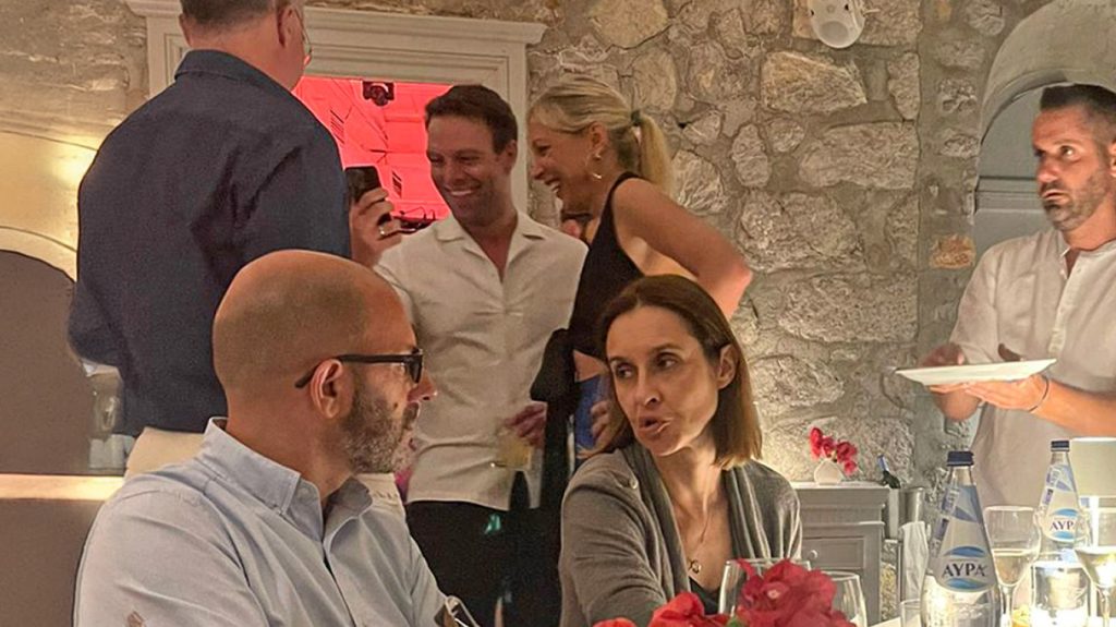 Σε ποιο εφοπλιστικό πάρτι στην Ύδρα έκανε… προεκλογικό διάλειμμα ο Κασσελάκης