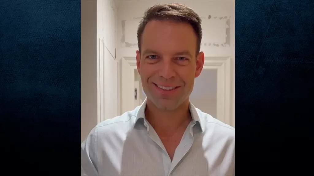 Tο TikTok του Κασσελάκη την ώρα που ντύνεται για να πάει να ψηφίσει – «Έφτασε η μέρα»