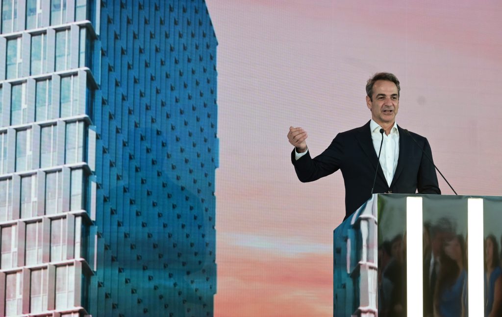 «Σύμβολο μιας χώρας που προχωρά με αυτοπεποίθηση στο μέλλον» δηλώνει στα εγκαίνια του Πύργου Πειραιά ο Μητσοτάκης