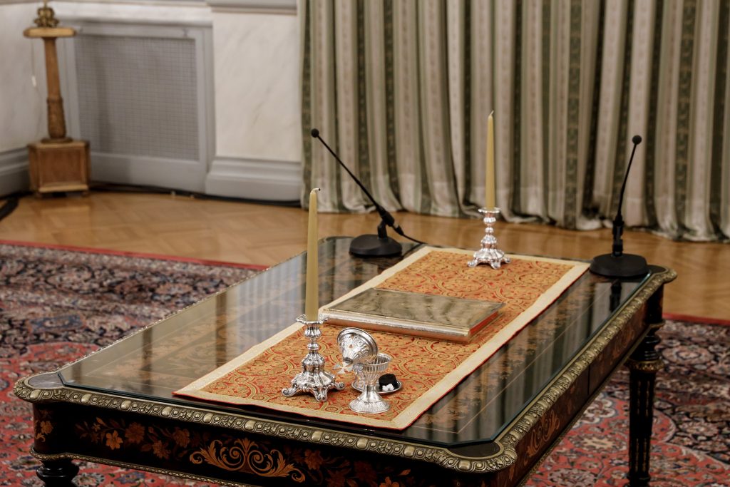 Ορκίζεται η νέα κυβέρνηση – Δείτε LIVE